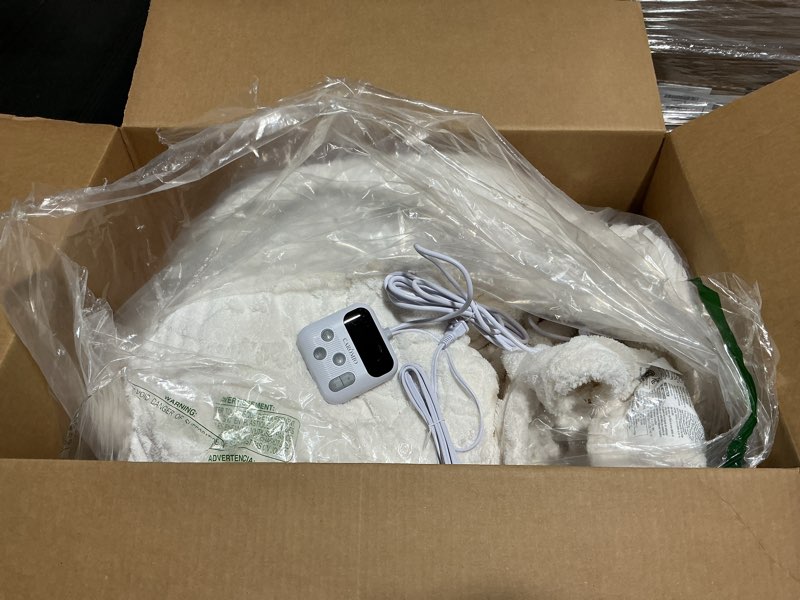 Condition photo showing Good Condition for caromio electric blanket full size - thick tufted sherpa heated blanket full size with 10 heating levels and 10 time settings, etl certified machine washable fast heating blanket full 72"×84", white
