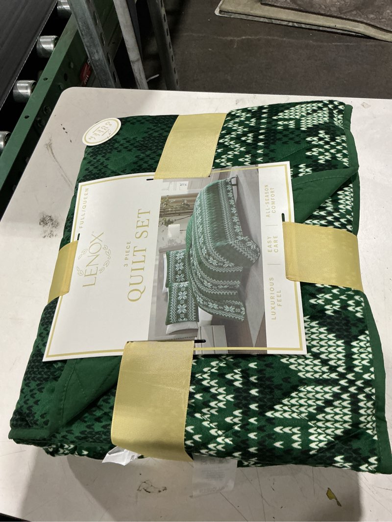 Condition photo showing New/Like New for lenox holiday quilt set, assorted sizes