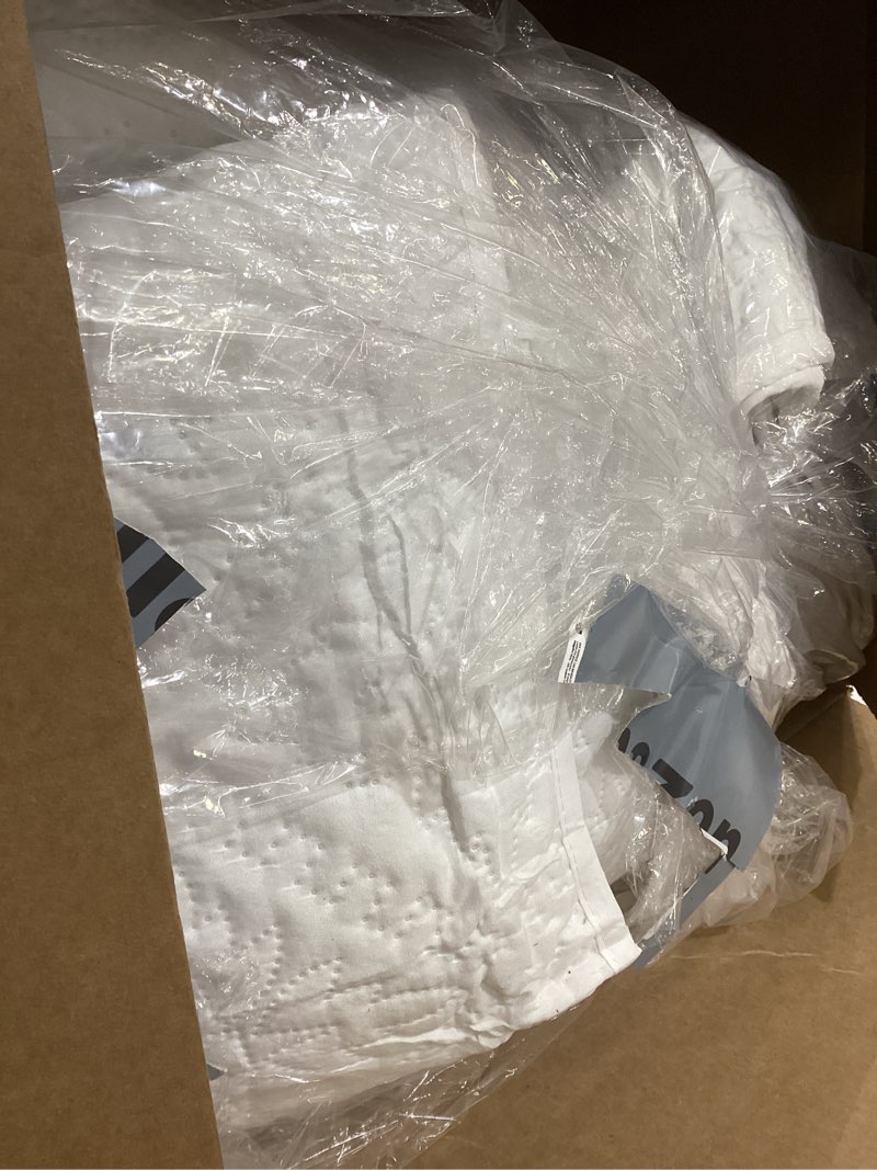 Condition photo showing New/Like New for Exclusivo Mezcla California King Quilt Bedding Set, Lightweight Soft Bedspreads Coverlets with 2 Pillow Shams, Modern White Oversized Quilts King Size for All Seasons White Cal King (112''X104'')