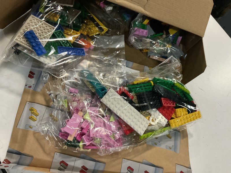 Condition photo showing Good Condition for LEGO Wicked Emerald City Wall Art Building Set for Adults - Wall Decor for Living Room, Bedroom, or Dorm - Collectible Wicked Merch for Movie Fans - Gift Ideas for Women & Men, Ages 18+ - 75685
