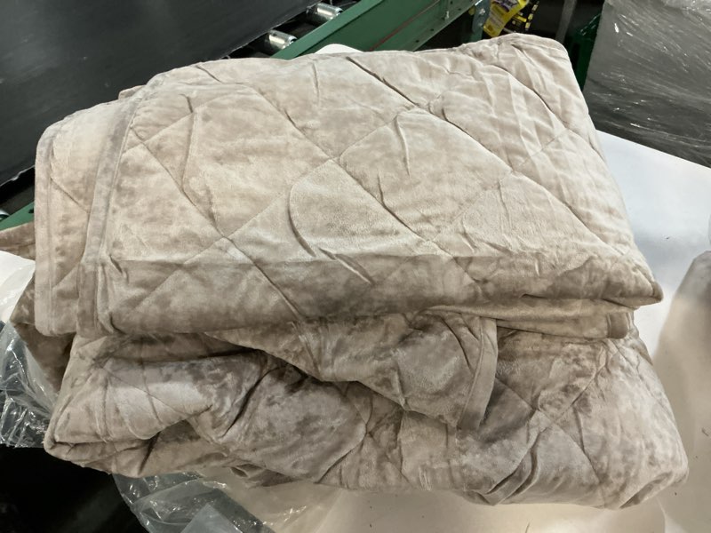 Condition photo showing Good Condition for fleeco double-sided velvet quilt king size comforter set, 108"x 96" lightweight velvet bedding set, ultra soft bedspread with 2 matching shams, for all seasons, brown brown king/cal king (double-velvet)