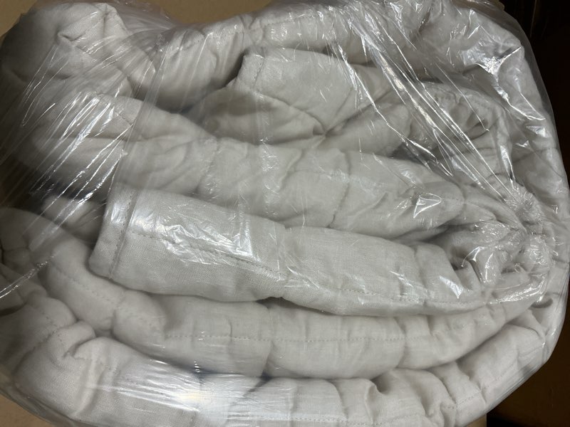 Condition photo showing Good Condition for box quilt, king/calking, undyed