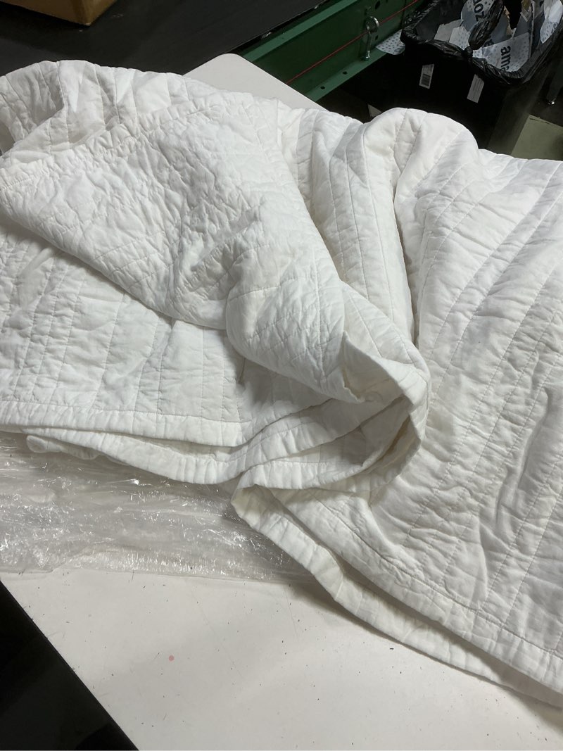 Condition photo showing Good Condition for white quince bedding features a stitched quilted pattern and is made from 100% organic cotton (unknown size)