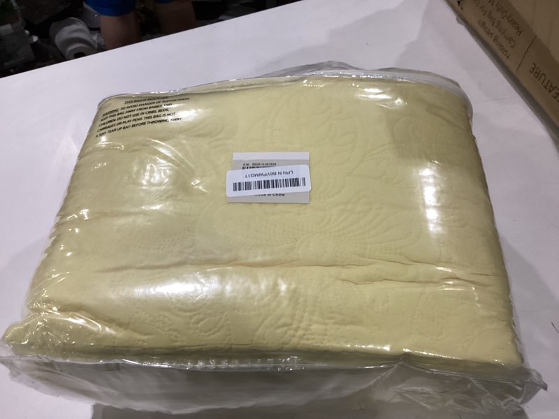 Condition photo showing As Is for honeilife king size quilt sets - 3 piece microfiber quilt set lightweight bedspreads reversible coverlets rustic bed cover king quilt bedding set all season quilts-yellow king-106"x96" yellow