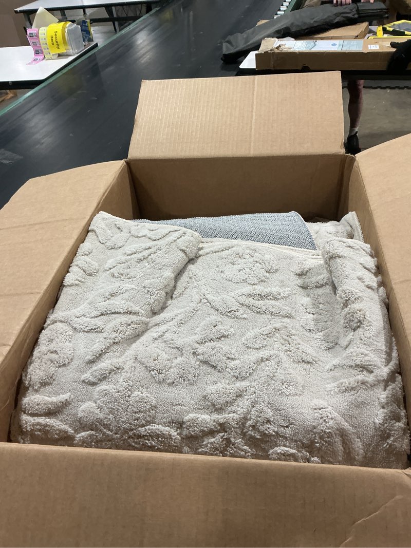 Condition photo showing Good Condition for vaukki 8x10 area rug for living room, soft fluffy washable modern floral indoor floor mat, non slip shaggy boho accent throw carpet for bedroom, living room, nursery and dining room, beige 8' x 10' (rectangular) beige