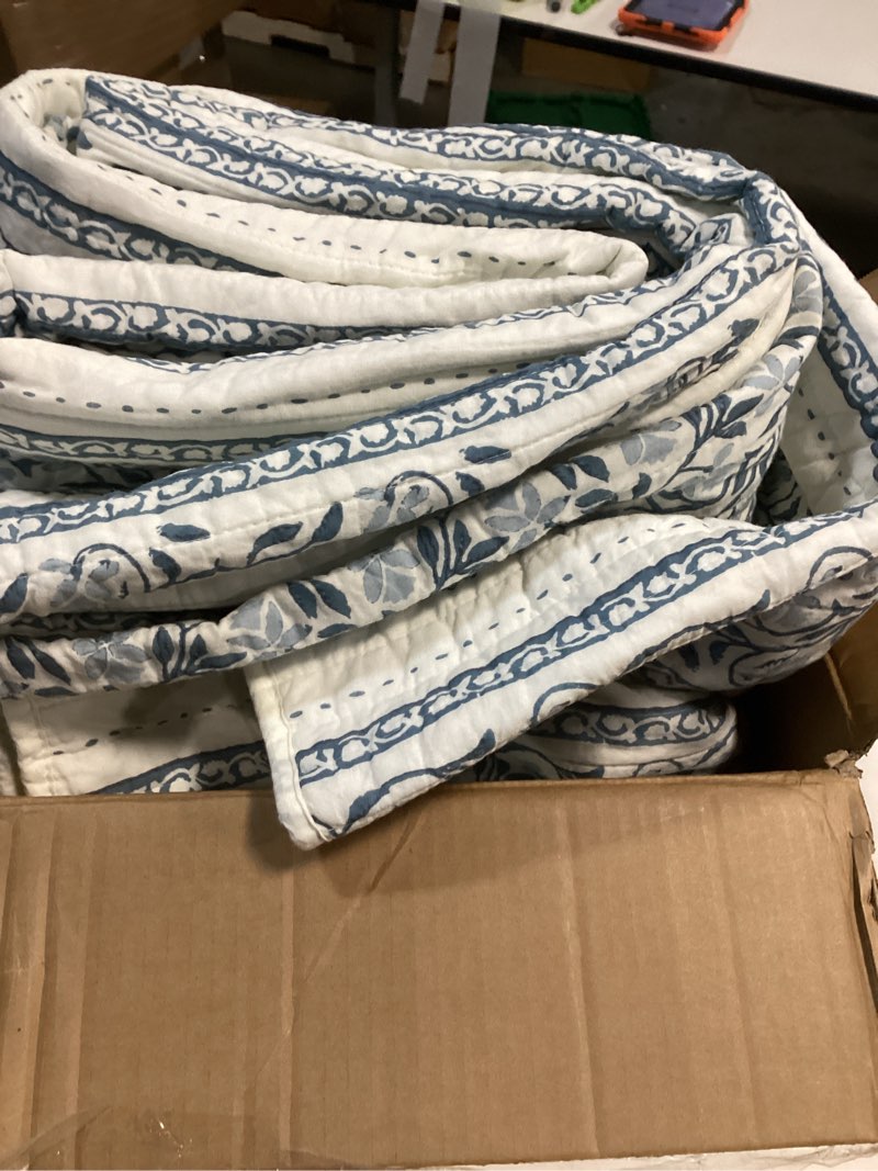 Condition photo showing Good Condition for Finlonte Quilts king Size 100% Cotton Lightweight Soft Queen Quilt Vintage Botanical Quilted Bedspread White Blue Floral Reversible Quilt Bedding Set 3 Pieces
