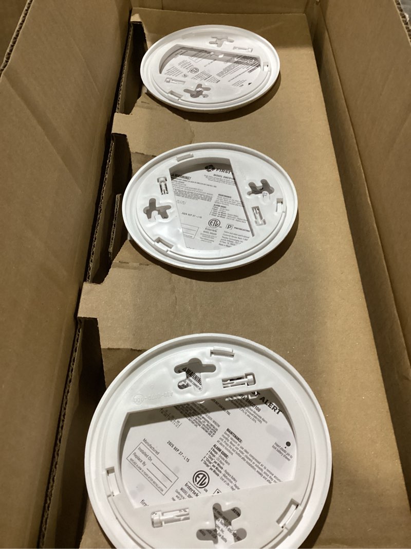 Condition photo showing Good Condition for First Alert SMCO100 Battery-Operated Combination Smoke & Carbon Monoxide Alarm - 3 Pack 3-Pack Precision Detection SMCO100