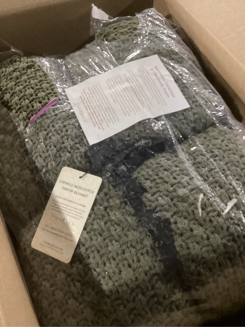 Condition photo showing New/Like New for evergrace 100% cotton quilt king size, pre-washed modern grid stitch lightweight bedspread coverlet for all season, oversized 3-piece bedding set with 2 pillow shams, olive green | modern grid stitch, 100% cotton, pre washed, oeko-tex certified, oversized, lightweight olive green king/cal king (110" x 94")
