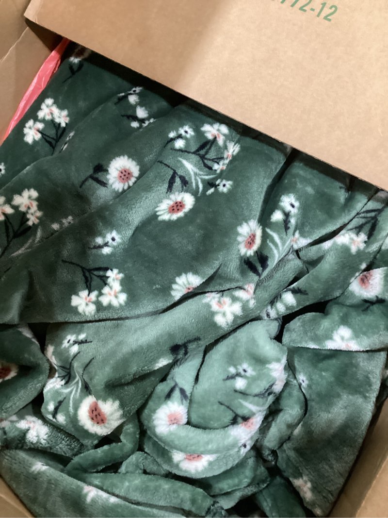 Condition photo showing Good Condition for Lucky Brand Daisy Green Floral 90"X90" Cozy Plush Blanket - Premium Microfiber Throw for Luxurious Comfort and Style Full/Queen Size Green 90"x90" Full/Queen