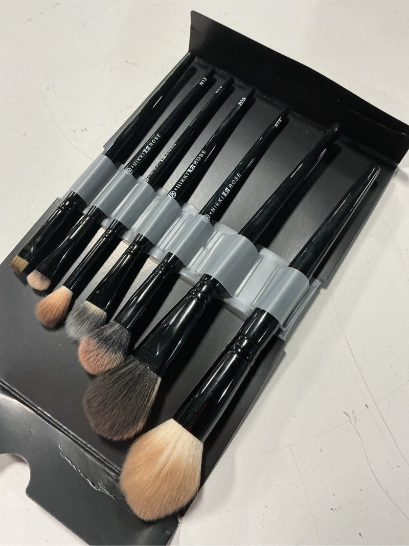 Condition photo showing New/Like New for bk beauty - nikki la rose pro artist makeup brush set (7pc)