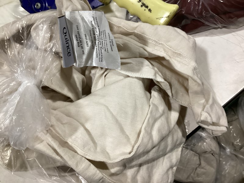 Condition photo showing Good Condition for tan beige sham quince