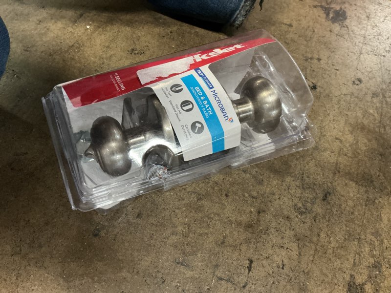 Condition photo showing Good Condition for Kwikset silver door knobs