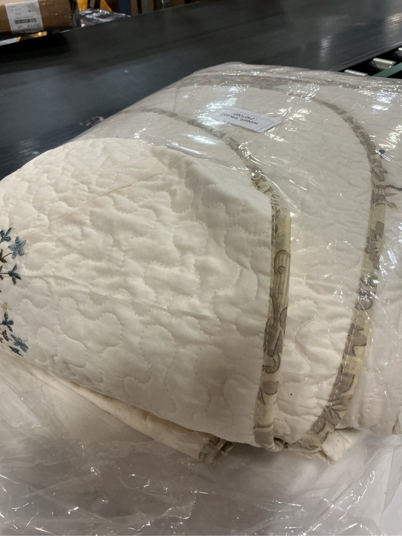Condition photo showing Good Condition for vctops elegant embroidered quilt set farmhouse patchwork oversized queen size reversible bedspread coverlet 3 piece cotton quilted bedding set for all season, 1 quilt + 2 pillow sham (94x102 in) 94"x102" floral b