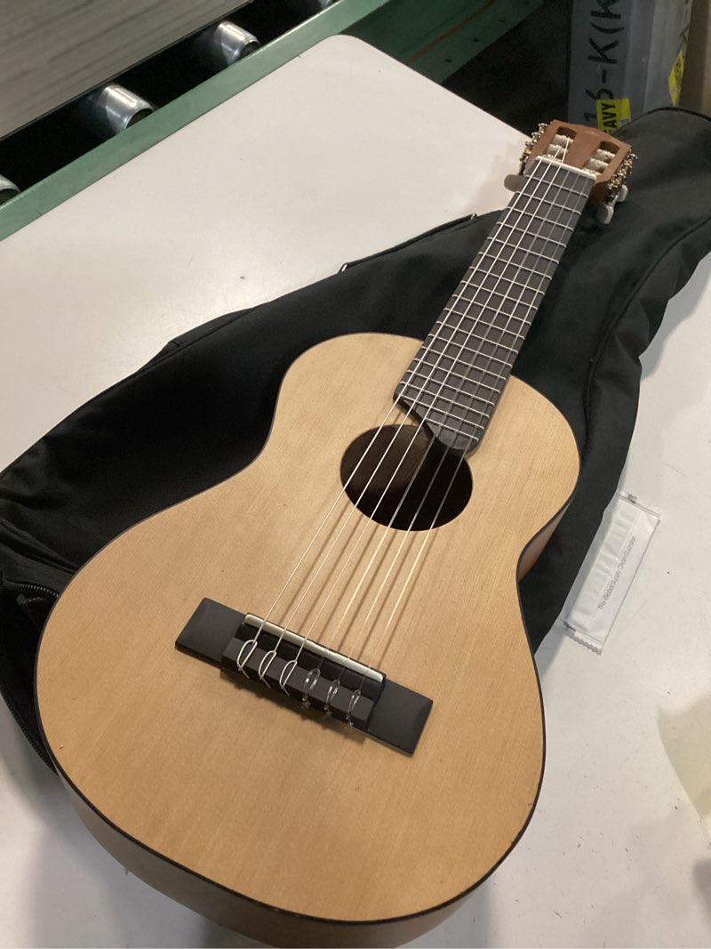 Condition photo showing Good Condition for Yamaha GL1 Guitalele, Natural, Baritone Guitalele Natural