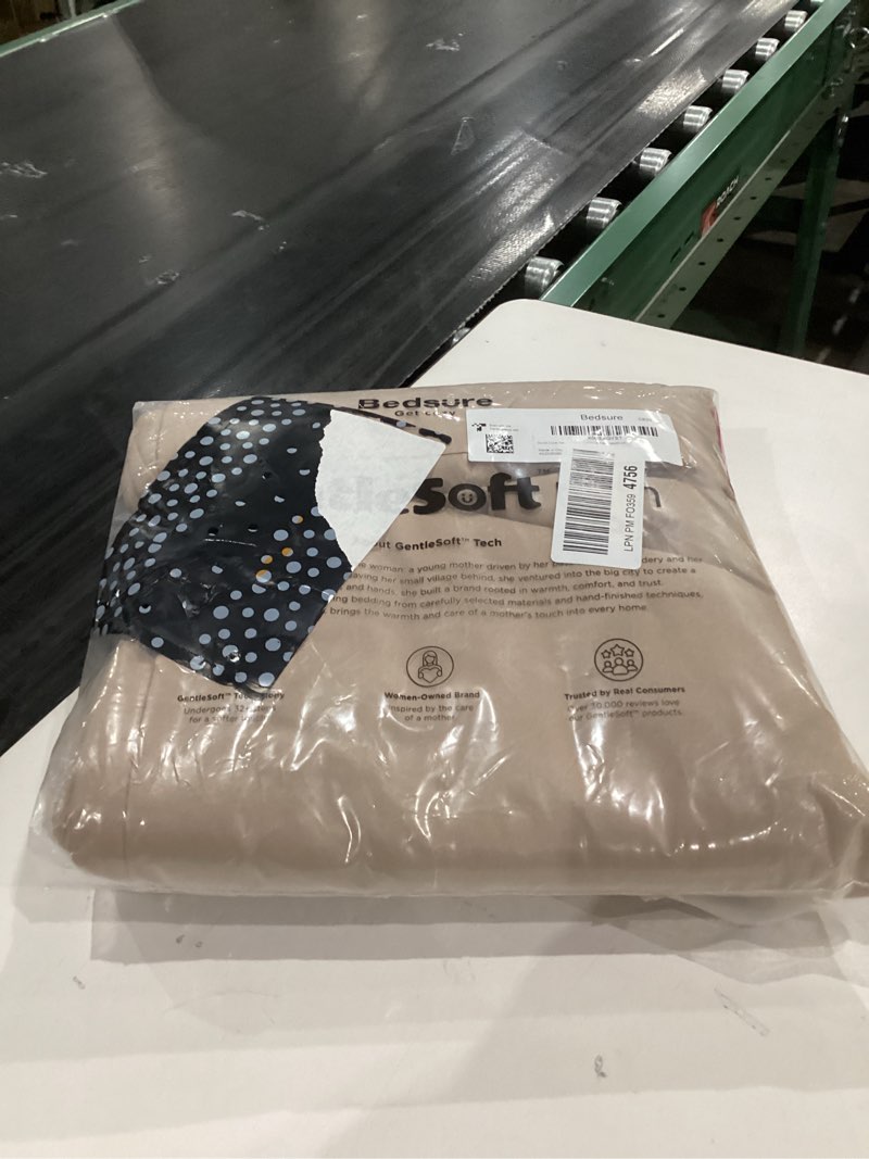 Condition photo showing Good Condition for Bedsure Khaki Duvet Cover King Size - 3 Pieces Prewashed Extra Soft Bedding Set, Includes 1 Duvet Cover 104x90 Inches with Zipper Closure & 2 Pillow Shams, Comforter Not Included 02 - Khaki (No Comforter) King (104" x 90")