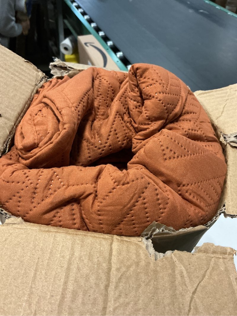 Condition photo showing Good Condition for LEAONME Full/Queen Quilt Set 3 Pieces, Lightweight Burnt Orange/Rust Bedspread-90''x98'', Soft Microfiber Summer Quilt, Luxurious Warm Coverlet Set for All Seasons (Includes 1 Quilt, 2 Shams) Umber-wave Full/Queen (90''x98'')