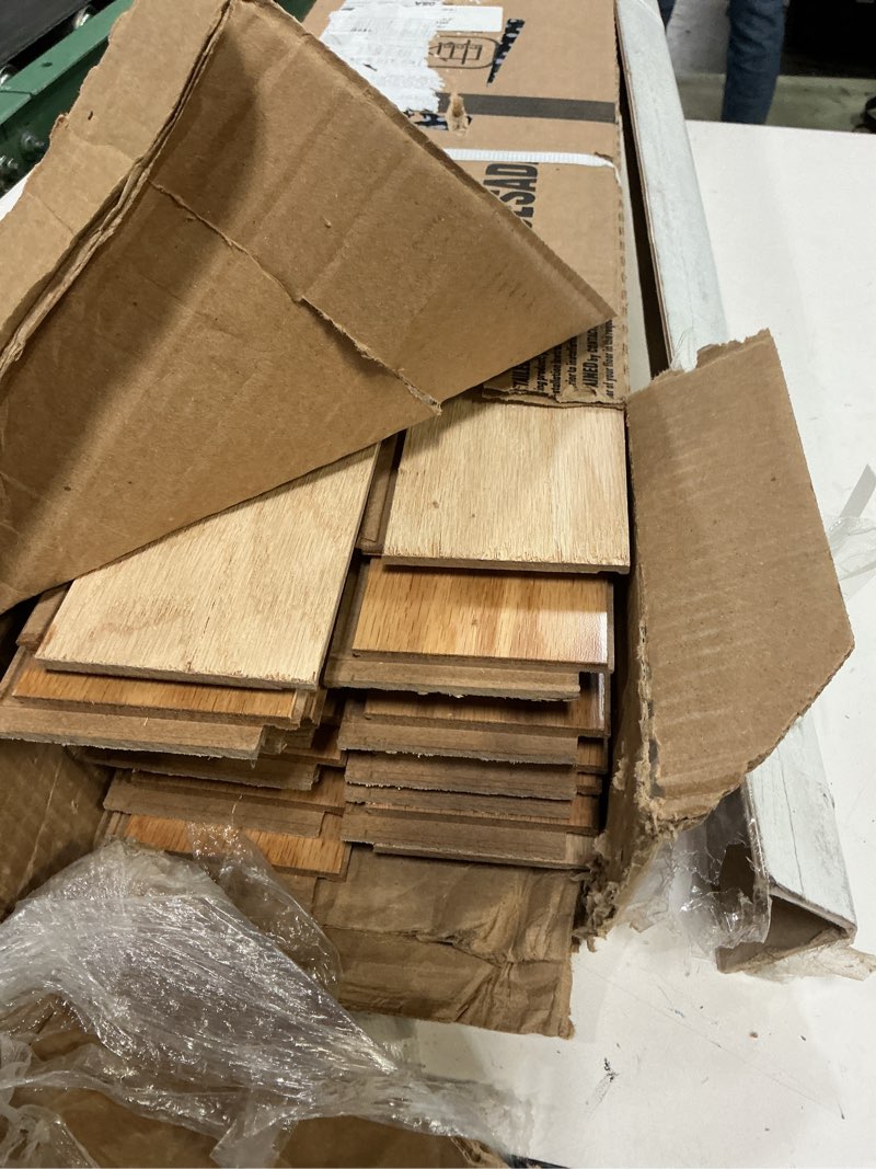 Condition photo showing Good Condition for bruce natural statement 3" wide x 3/8" thick click-lock engineered hardwood flooring (22sq.ft./case) natural oak 3" w x varying l x .375" t