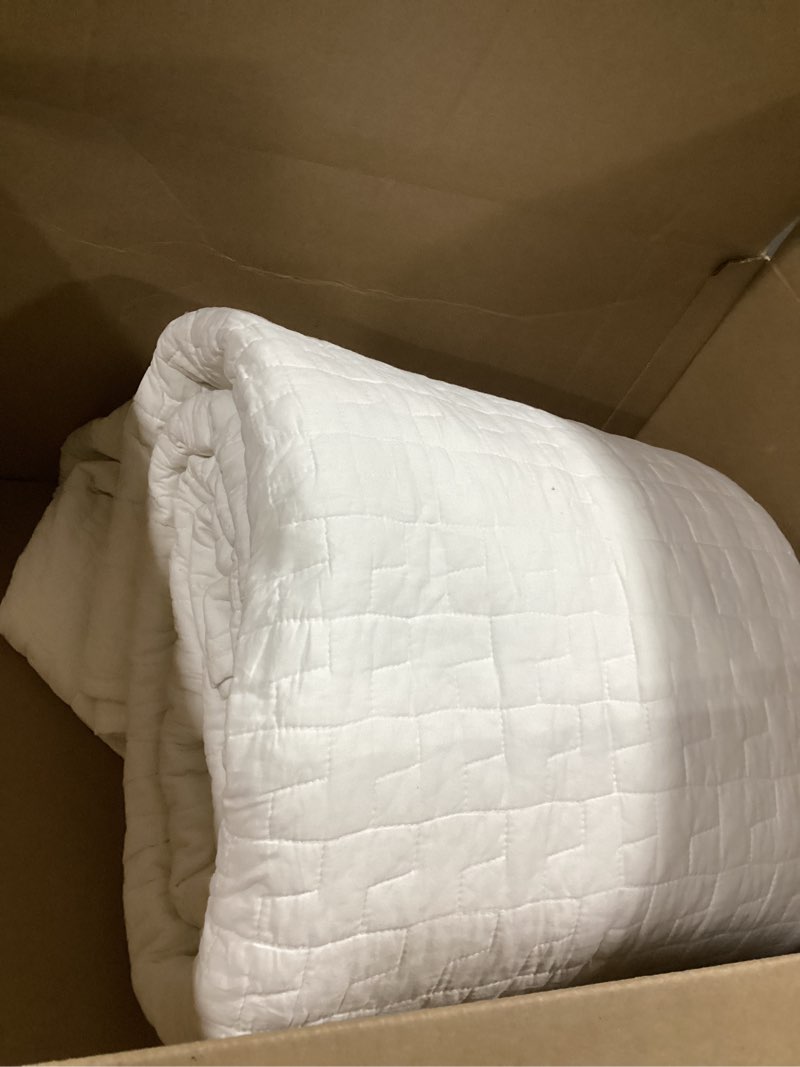 Condition photo showing Good Condition for palassio White 100% Cotton Quilt California Cal King Size Bedding Sets with 2 Pillow Shams, Textured Oversized Lightweight Bedspread Shabby Chic Coverlet, Soft Bed Cover for All Season, 3 Pieces Block-white California King(118"x106"?