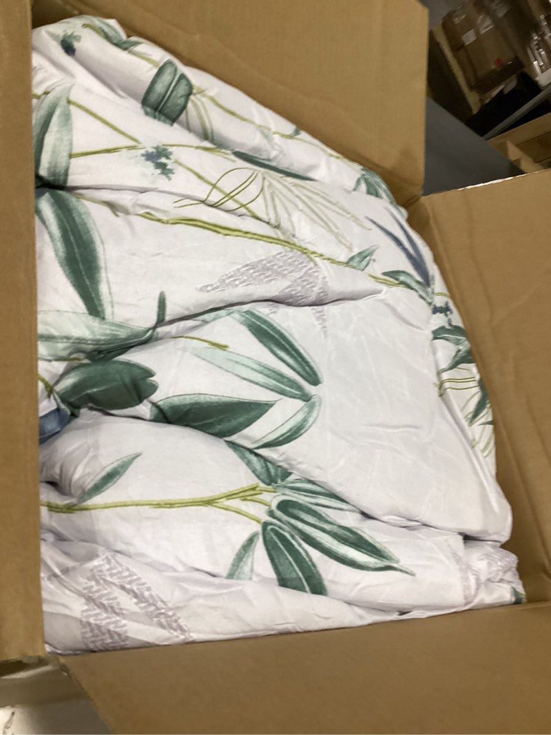 Condition photo showing As Is for 7 pieces bed in a bag queen comforter set with sheets, green leaves on white botanical design bedding sets for all season (1 comforter, 2 pillow shams, 1 flat sheet, 1 fitted sheet, 2 pillowcases) green leaves queen-7 pieces