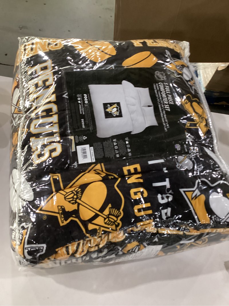 Condition photo showing New/Like New for FOCO Pittsburgh Penguins NHL Team Color Bed in a Bag Comforter Bedding 5 Piece Set - Full
