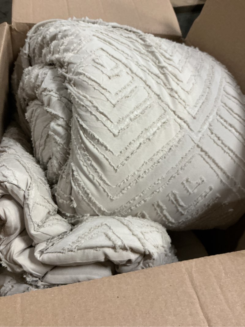 Condition photo showing As Is for litanika california king comforter set oatmeal, 3 pieces tufted boho farmhouse bedding comforter sets, lightweight fluffy comforter bed set for all season (104x96in comforter and 2 pillowcases) 02-oatmeal california king (104"x96")