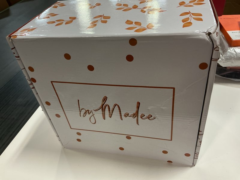 Condition photo showing New/Like New for By Madee HEAVYWEIGHT Fancy Disposable Dinnerware Set – 175-Piece Ivory and Scalloped Rose Gold Disposable Plates, Cutlery & Linen-Feel Napkins, Elegant Nice for Weddings & Party (25 Guests) Ivory Rose Gold