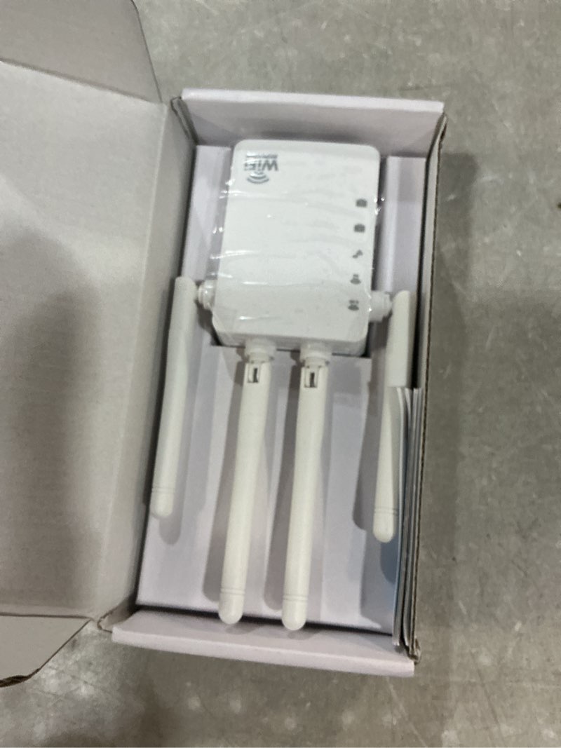 Condition photo showing New/Like New for wifi extender signal booster dual band 5ghz/2.4ghz, up to 12880 sq.ft coverage, wifi extender supports 105 devices, 1-tap setup wifi booster with ethernet port and 4 antennas white-q1