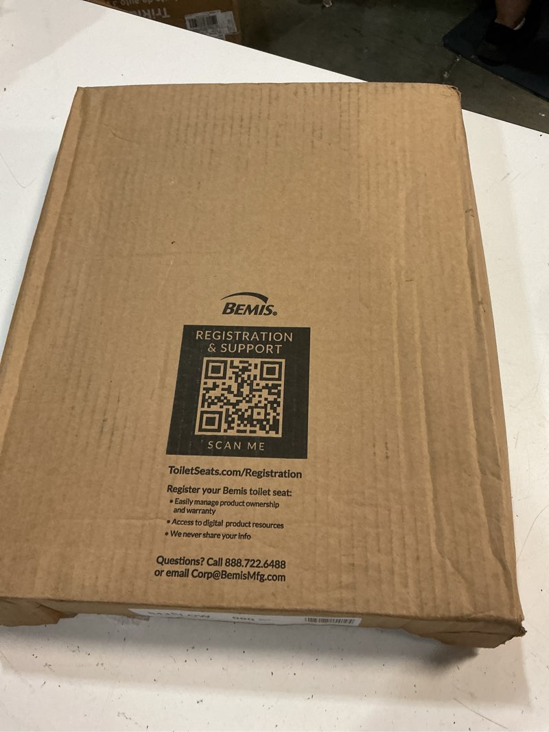 Condition photo showing New/Like New for mayfair linden slow close toilet seat, non slip heavy duty wood, easy install, round, white round traditional hinge