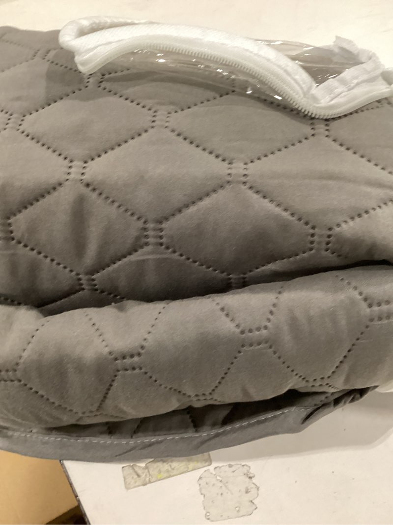 Condition photo showing Good Condition for Grey twin guilts