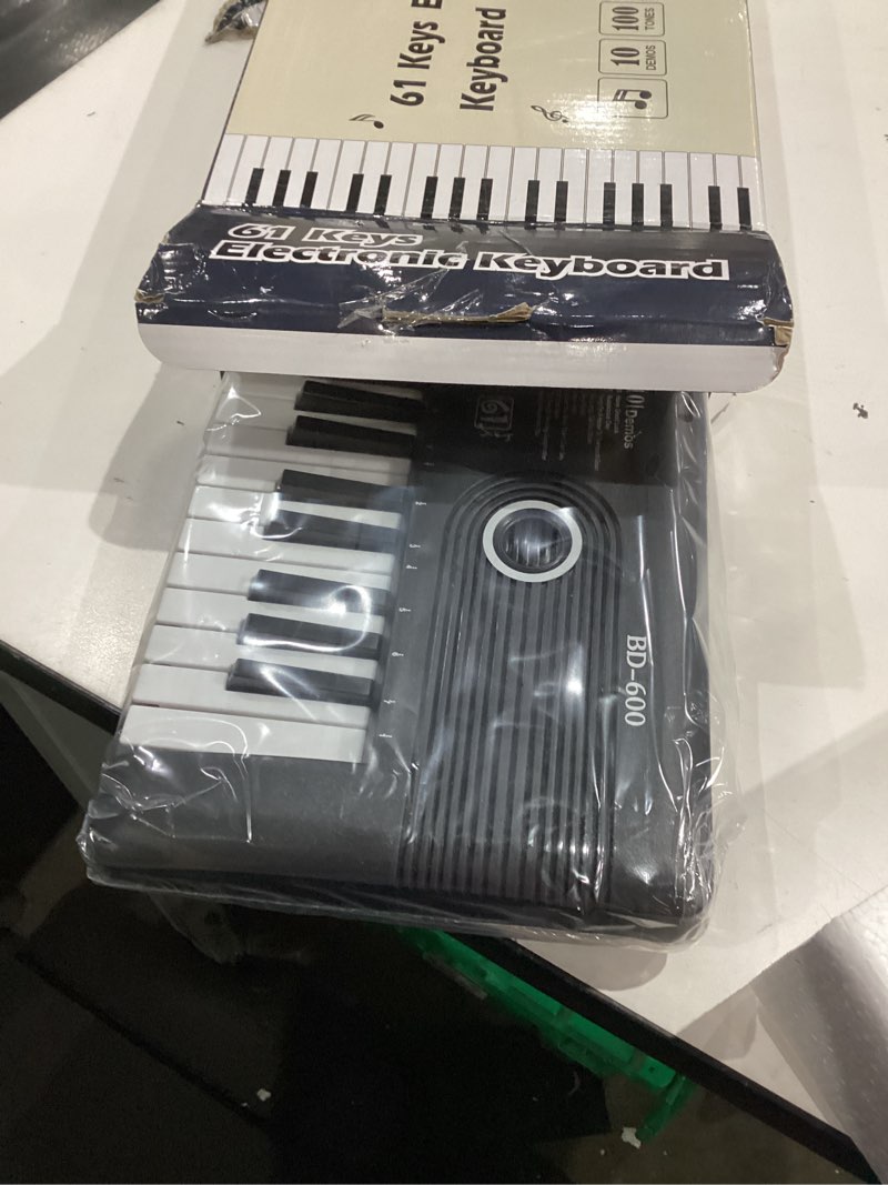 Condition photo showing Good Condition for 61 key keyboard piano with built-in speaker and microphone, portable electronic digital piano for beginners, perfect musical starter instrument, ideal gift for aspiring musicians