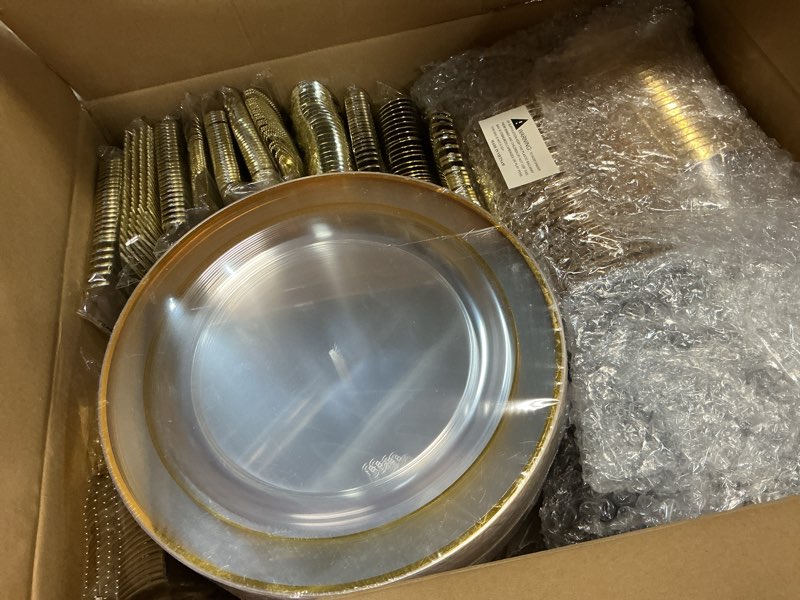 Condition photo showing Good Condition for wellife 600pc gold trim plastic dinnerware set for party: 100 dinner plates, 100 dessert plates, 300 cutlery, 100 cups clear gold 600pcs?100 guests?