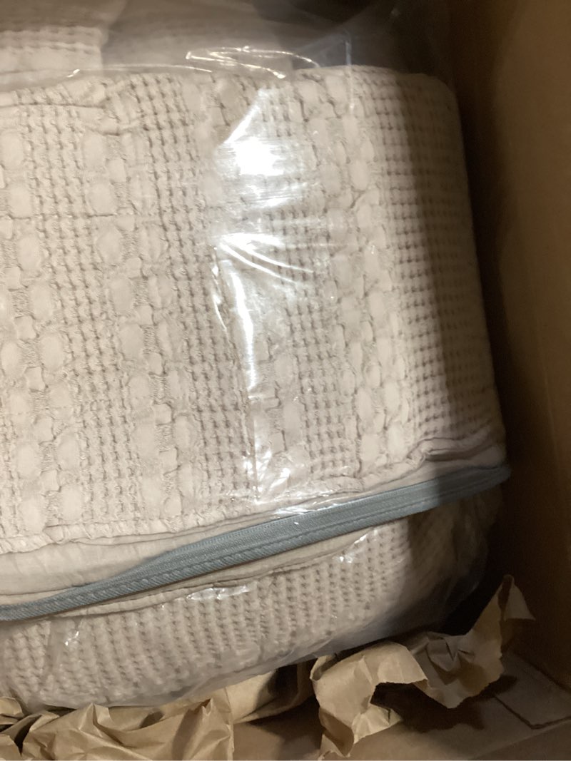 Condition photo showing Good Condition for Sanracie Oversized King Quilt (120"x120"), Cotton Oatmeal Colored Waffle Weave Quilted Bedding Set Super Large Soft Bedspread 3Pcs Luxury Aesthetic Coverlet Set for All Season Oversized King(120*120) Oatmeal a