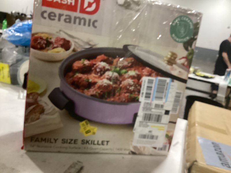 Condition photo showing Good Condition for dash ceramic nonstick family size skillet - large-capacity skillet - tempered glass lid & cool-touch