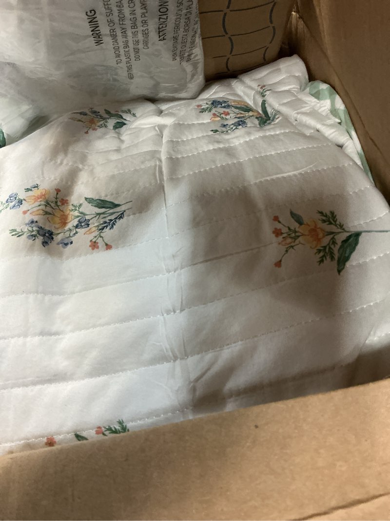 Condition photo showing Good Condition for bedsure floral quilt king - reversible botanical floral comforter, spring lightweight bedspread quilted bedding, soft microfiber coverlet for all seasons (106"x96") | floral, spring, reversible, ultra soft, lightweight 01 - bouquet king (106" x 96")