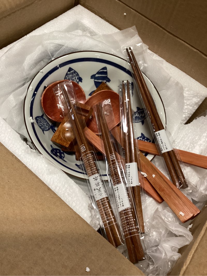 Condition photo showing Good Condition for Patelai 4 Sets Ceramic Japanese Ramen Bowls 40 Ounce Large Ceramic Noodle Serving Bowl with Spoons, Chopsticks and Chopstick Stands for Soup, Cereal, Rice, Udon, Asian Noodles (Flower and Fish Style)