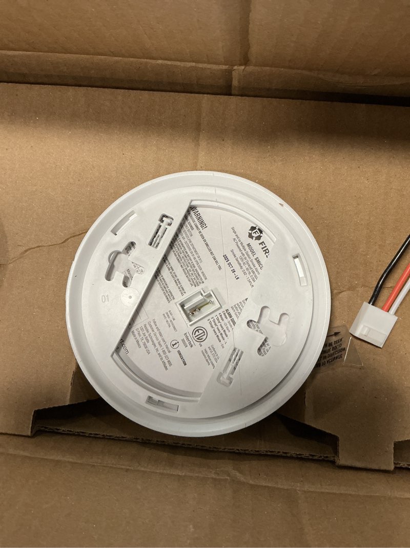 Condition photo showing Good Condition for First Alert SMI100, Battery-Operated Smoke Alarm, 3-Pack 3-Pack Precision Detection SMI100