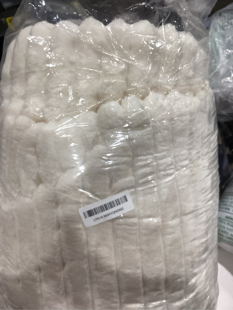 Condition photo showing Good Condition for BEDELITE Fleece Queen Comforter Set -Super Soft & Warm Fluffy Cream White Bedding, Luxury Fuzzy Heavy Bed Set for Winter with 2 Pillow Cases Cream White Queen