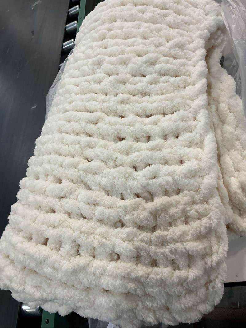 Condition photo showing Good Condition for L'AGRATY Chunky Knit Blanket Throw,Soft Chenille Yarn Throw Blanket 50x60?Handmade Cable Knit Crochet Blanket,Large Knit Blankets Chunky Yarn,Rope Knot Throw Blanket for Couch Sofa Bed Home Decor Ivory 50"x60"