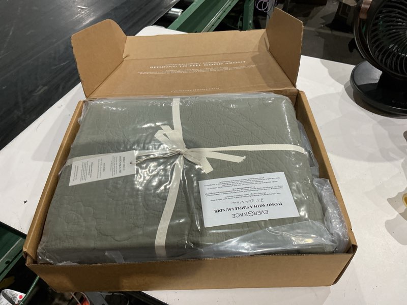 Condition photo showing Good Condition for evergrace 100% cotton paisley quilt set, queen size 3 piece set – prewashed lightweight bedspread with 2 shams, soft & breathable coverlet for all-season comfort, olive green | paisley stitch, 100% cotton, pre washed, oeko-tex certified, soft, lightweight