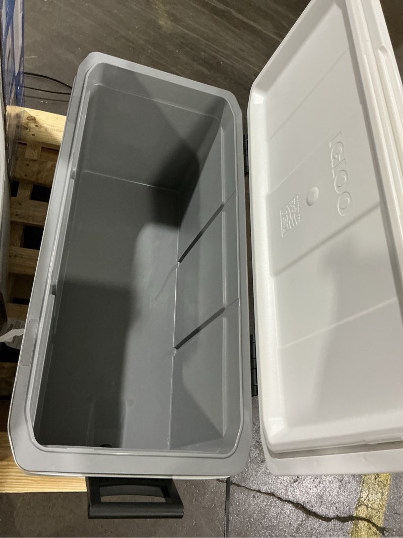 Condition photo showing Good Condition for igloo 150 quart maxcold cooler - convenient design
