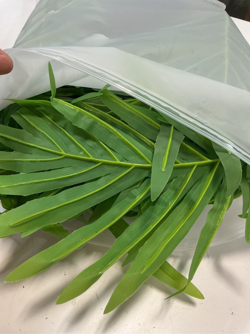 Condition photo showing Good Condition for Beebel 30" Artificial Palm Plants Leaves Tropical Greenery Bush Imitation Faux Fake Palm Tree Leaf for Home Kitchen Party Flowers Arrangement Wedding Decorations 2