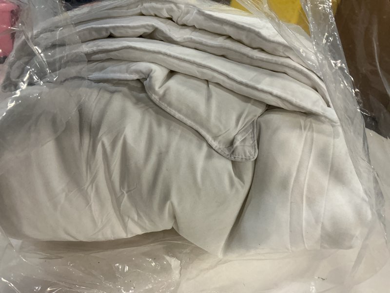 Condition photo showing Good Condition for EASELAND Twin Size Down Alternative Comforter - Quilted Duvet Insert for All Seasons, Soft Lightweight with Corner Tabs, Summer Winter Warm Bedding, White 64×88 Inches Twin White