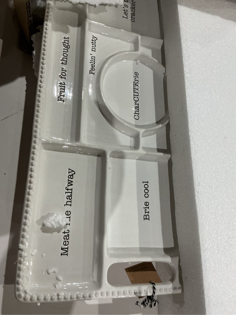 Condition photo showing Good Condition for mud pie circa charcuterie board, white, 11.75" x 22"