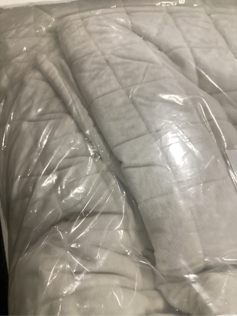 Condition photo showing Good Condition for recyco luxury velvet quilt set, california king 118'' x 106'' oversized bedspread, ultra soft velvet comforter, lightweight box stitch bedding sets for all season, with 2 shams, ivory white oversized cal king (118" x 106") ivory white