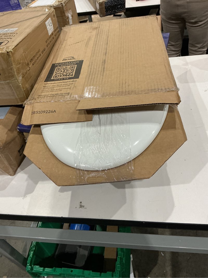 Condition photo showing New/Like New for bemis 1500ec 390 lift-off wood elongated toilet seat, cotton white (pack of 1)
