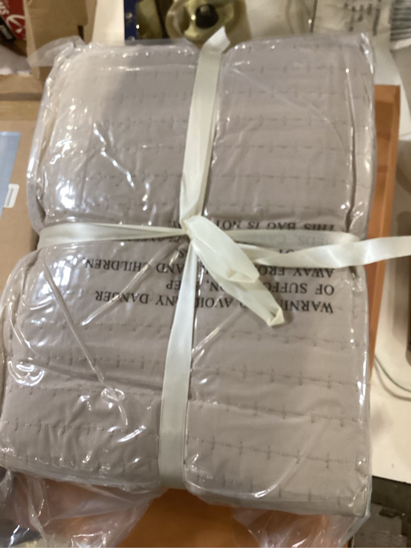 Condition photo showing New/Like New for queen quilt set – 90"x90" soft washed lightweight bedspread with multi-lock quilting, minimalist nordic bedding, all-season quilt for spring, summer & fall (1 quilt + 2 pillow shams), oatmeal oatmeal queen