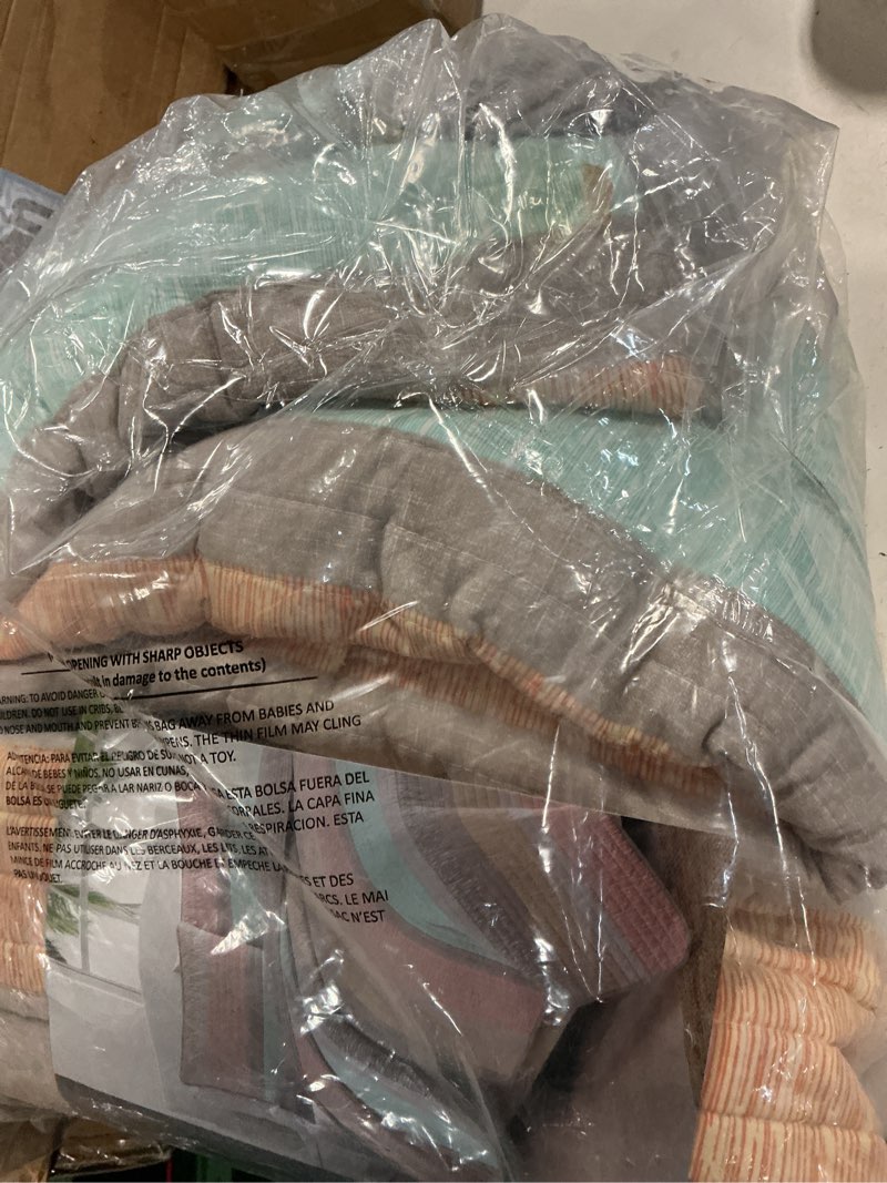 Condition photo showing Good Condition for estate collection delray 3 -piece multiple full/queen quilt set
