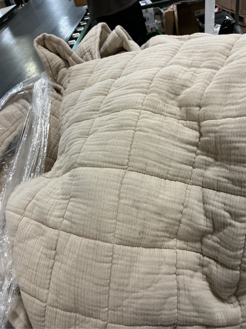 Condition photo showing Good Condition for organic cotton airy gauze box quilt (108in x 92in)