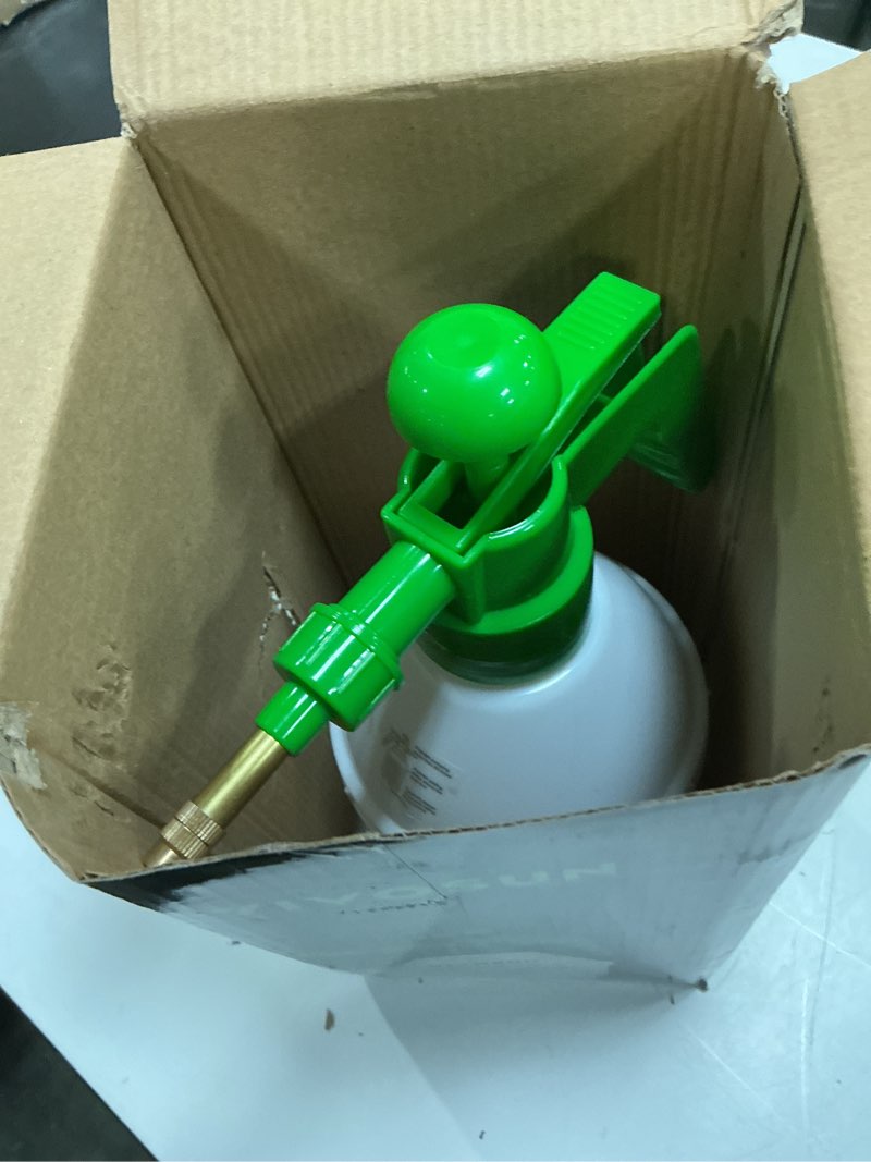 Condition photo showing Good Condition for vivosun 27oz pump sprayer, handheld garden water sprayer bottle with adjustable brass nozzle, for spraying plants, flowers, weeds and cleaning, green 27oz green