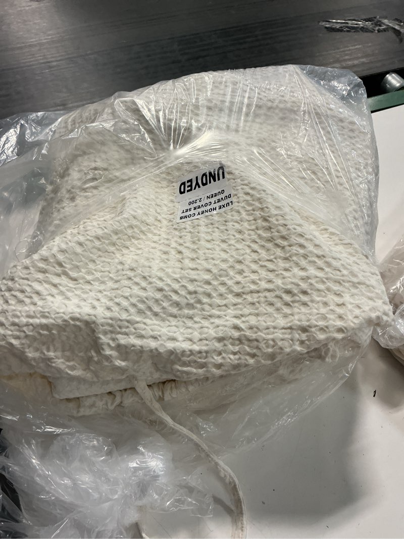 Condition photo showing Good Condition for organic luxe honeycomb duvet cover set size queen color undyed
